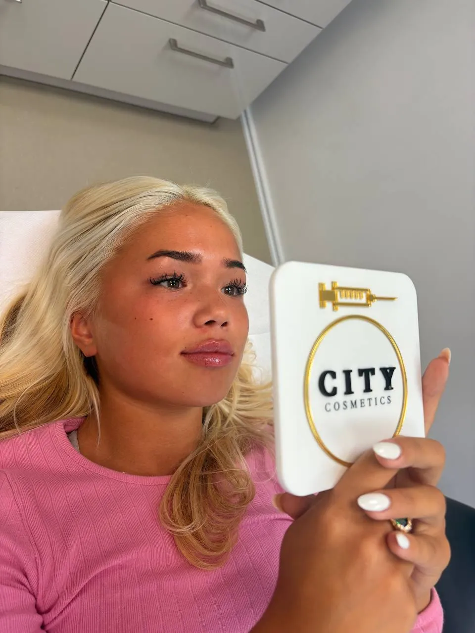 Kunde foran spejlet hos City Cosmetics